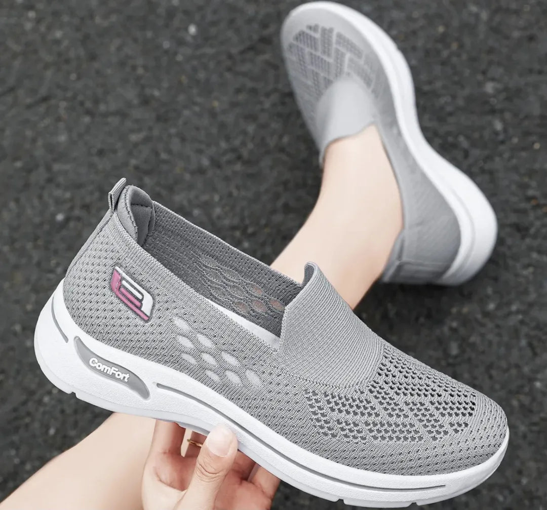 Lightweight Women's Slip-On Sneakers – Breathable Mesh & Non-Slip Sole for Easy Walking